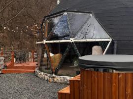Riverside Dome - Romantic escape, hotel i Dobra