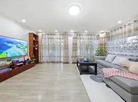 Spacious 4BR House for 10 Guests Free Parking Near Olympic Park