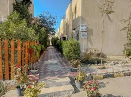 1022 · Cozy 2BR Townhouse with Private Backyard