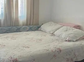 Quarto em Apto Campo Grande
