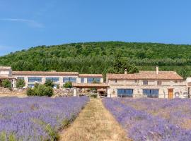 Domaine Château du Bois Provence โรงแรมในLagarde-dʼApt