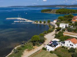 Pašman में, होटल Apartment Roko (10m from the beach)