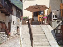 maison de village au calme dans quartier médiéval, hotel a Saint-Crépin