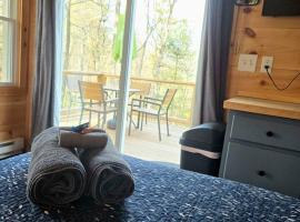 Tiny Home Big View!, hotell i Franklin