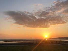 Cosy Panoramic Sea Views with North Dock Balcony: Llanelli şehrinde bir otel
