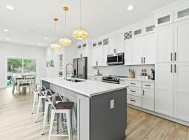 Beachy cottage near Sports Complex OWA beaches shopping restaurants mini golf Central to all the fun Foley has to offer, котедж у місті Фолі