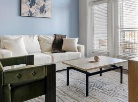 Landing Amazing 2BD Courtyard Clubhouse, Hotel in Decatur