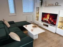 Topoľčianska Apartment Bratislava - Free Garage Parking & 10min Tram to Center