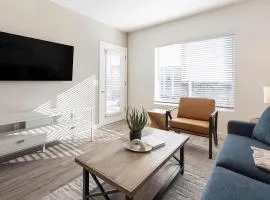 Landing Chic 2BD Pool Clubhouse