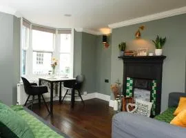 Central Brighton 2-Bed Flat by Shops, Cafés, Beach
