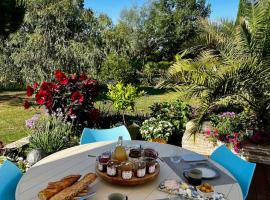 Chambre indépendante au calme, petit-déjeuner inclus, hotell i Arthès