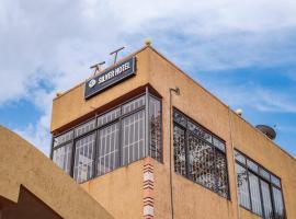 Hulcity silver hotel، فندق في Kyebando