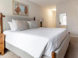 Landing Spectacular 2BD Yoga Studio Gym, Hotel in Vernon