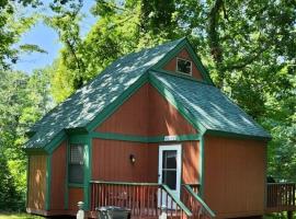 Villa 2 Historic Cottage, Hotel in Howell