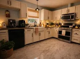 Tree Farm Stay Fire Pit & Grill WOW-King Suite