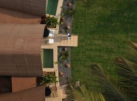 The Ovates, hotell i Dande