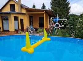 gemütliches Ferienhaus mit privatem Außenpool, отель в городе Colditz