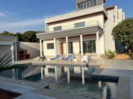 Grande villa avec piscine à Guéréo, hótel í Guéréo