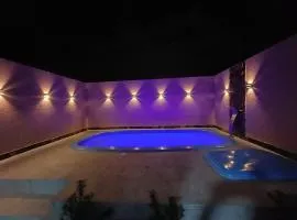 Casa com piscina a 370 metros do mar