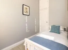 Sleeps 9 - Bedford Town Centre - Modern Apartments