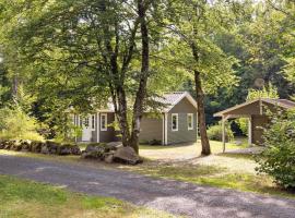 Wonderful cottage close to lakes - sleeps 8, hotel 