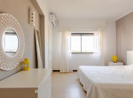 Sea House Apartment - Private Condo with 4 Pools, Jacuzzi & Tennis Court, hotel in Albufeira