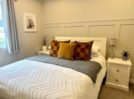 Holly Lodge - 2 x Kingsize bedrooms with private entrance and free parking-new shower room, hotel a Oban