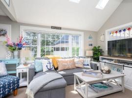 Walk to Beach, Harbor, Fire Pit, Outdoor Shower, Hotel in Barnstable