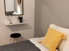 SUNRISE near the sea apartment، فندق في أرتيميدا