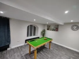 Modern 2-Bed Ground Floor Flat Near A11 & Forest