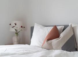 Bright Cozy 3BR Home for 8 - Overlooking Nature, Hotel in Båstad