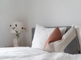 Bright Cozy 3BR Home for 8 - Overlooking Nature