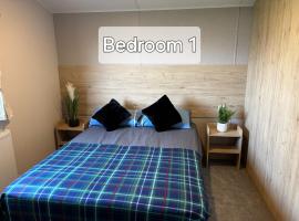 M&B Holiday Home 2025 Cozy Beach side Caravan 4 Beds, 3 Sofa Bed, 7 Sleep, Wifi, Tea and Coffee, Free Parking, hotelli kohteessa Saint Osyth