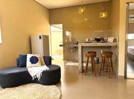 Casa 04 - Casa com 2 quartos, sendo uma su&iacute;te localizada pr&oacute;ximo a rodovi&aacute;ria e o aeroporto, hotel que aceita animais de estima&ccedil;&atilde;o em Palmas