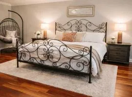 Tree Farm Stay Fire Pit & Grill WOW-King Suite