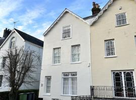 Queens Terrace Apartments, villa em Dean