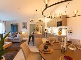 Stylish Home for 9 Guests - Balcony - Nature Views