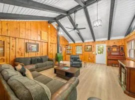 Rustic Lodge - Pet-Friendly Cabin with Hot Tub & Fire Pit