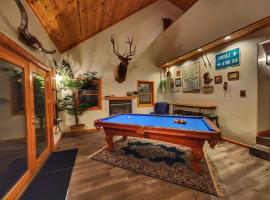 GroupReady, HotTub, PoolTable, FullKitchen & Pups، فندق في Portola