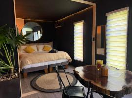 Alojamiento en Villa alemana Golden Black con Opción a uso de Jacuzzi, hotel sa Villa Alemana