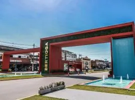 Apto no Centro de Bertioga, apenas 850mts da Praia, balsa, Ao lado do rio e natureza com vaga, churrasqueira e wifi