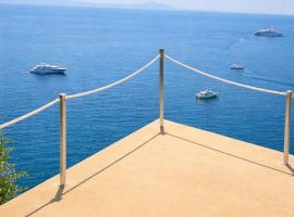 Villa Mansi - Cliffside Sea View Suites, Free Parking - Amalfi Coast, hotel v Ravellu