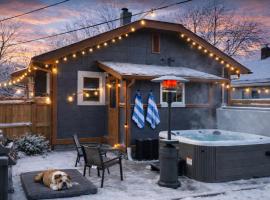 SoBro Retreat- Hot Tub, Dog Friendly, Walk to Monon Trail, hotel u gradu Indijanopolis