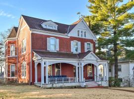 Bricks & Chance Luxury 5 BR home, NEAR Benedictine, hótel í Atchison