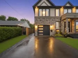 Charming Streetsville 2 Bedroom Suite with Parking and Laundry