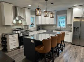 Luxury Downtown Cedar Falls Retreat - Pool Table - Outdoor Dining - Sleeps 12, hotel en Cedar Falls