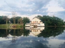 Unique Waterfront House 4 BDRs, Near MTL, Fishing, hotel u gradu Laprairie