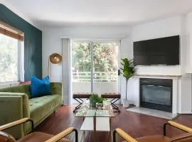 Luxury 4BR Townhouse Sleeps 10 with Parking