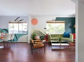 Luxury 4BR Townhouse Sleeps 10 with Parking