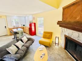 Cabin Getaway with balcony and yard walk to Lake Somerville!, Hotel in Somerville